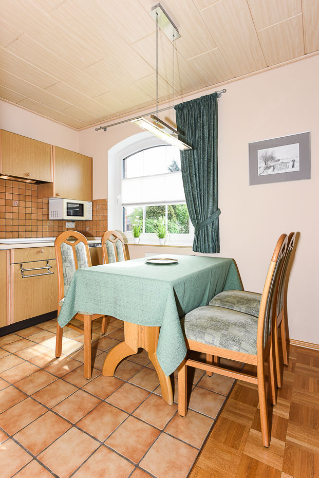 Ferienwohnung „Erdgeschoss“ - Wohnzimmer mit integriertem Küchenbereich