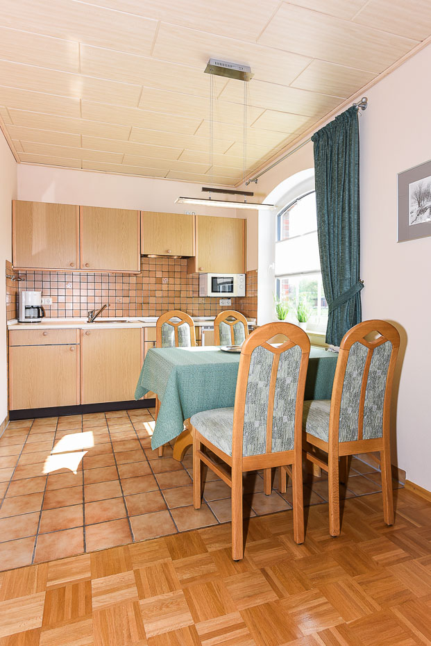 Ferienwohnung „Erdgeschoss“ - Wohnzimmer mit integriertem Küchenbereich