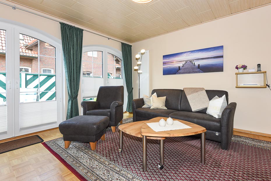 Ferienwohnung „Erdgeschoss“ - Wohnzimmer mit integriertem Küchenbereich