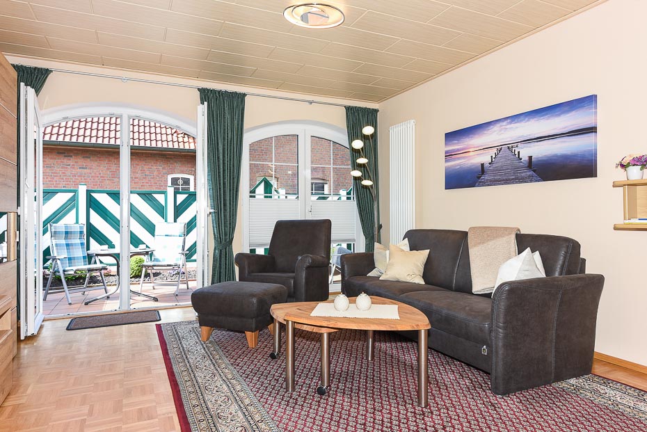 Ferienwohnung „Erdgeschoss“ - Wohnzimmer mit integriertem Küchenbereich