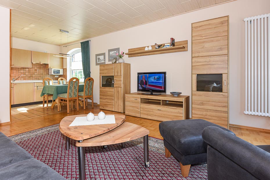 Ferienwohnung „Erdgeschoss“ - Wohnzimmer mit integriertem Küchenbereich