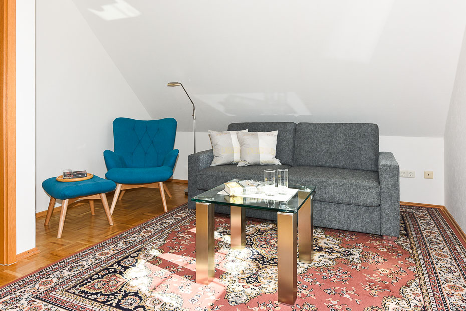 Ferienwohnung „Obergeschoss“ - Wohnzimmer mit integriertem Küchenbereich