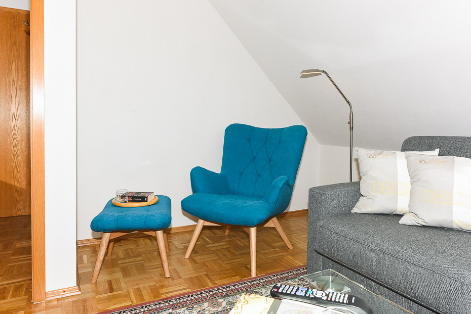 Ferienwohnung „Obergeschoss“ - Wohnzimmer mit integriertem Küchenbereich