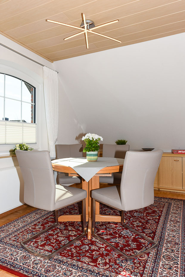 Ferienwohnung „Obergeschoss“ - Wohnzimmer mit integriertem Küchenbereich