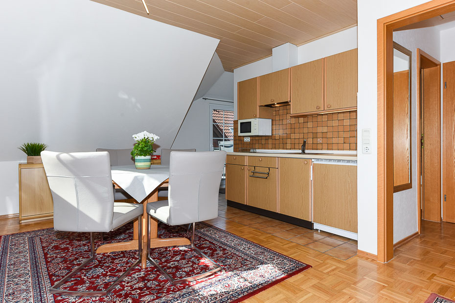 Ferienwohnung „Obergeschoss“ - Wohnzimmer mit integriertem Küchenbereich