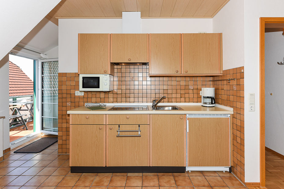 Ferienwohnung „Obergeschoss“ - Wohnzimmer mit integriertem Küchenbereich