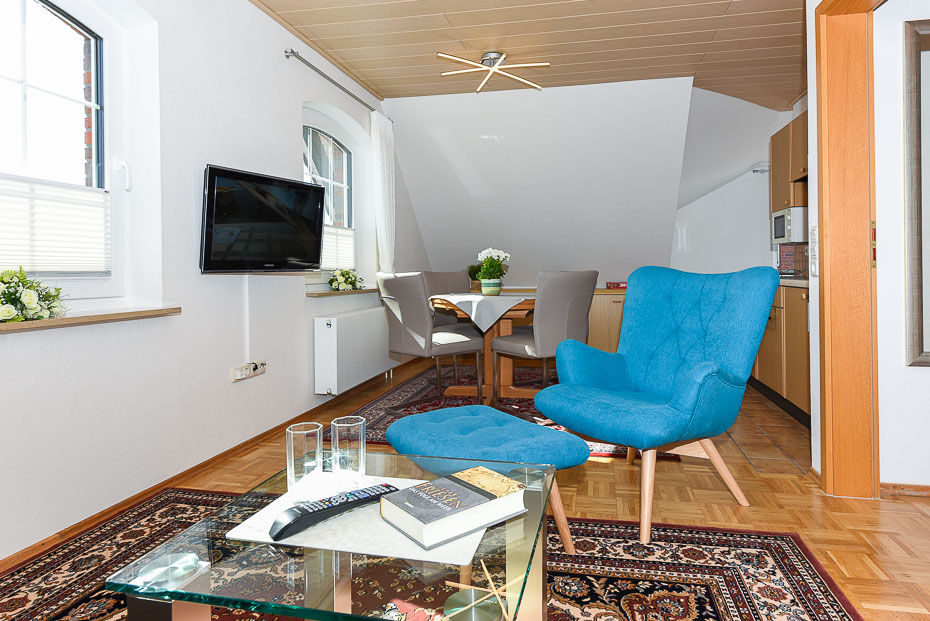 Ferienwohnung „Obergeschoss“ - Wohnzimmer mit integriertem Küchenbereich