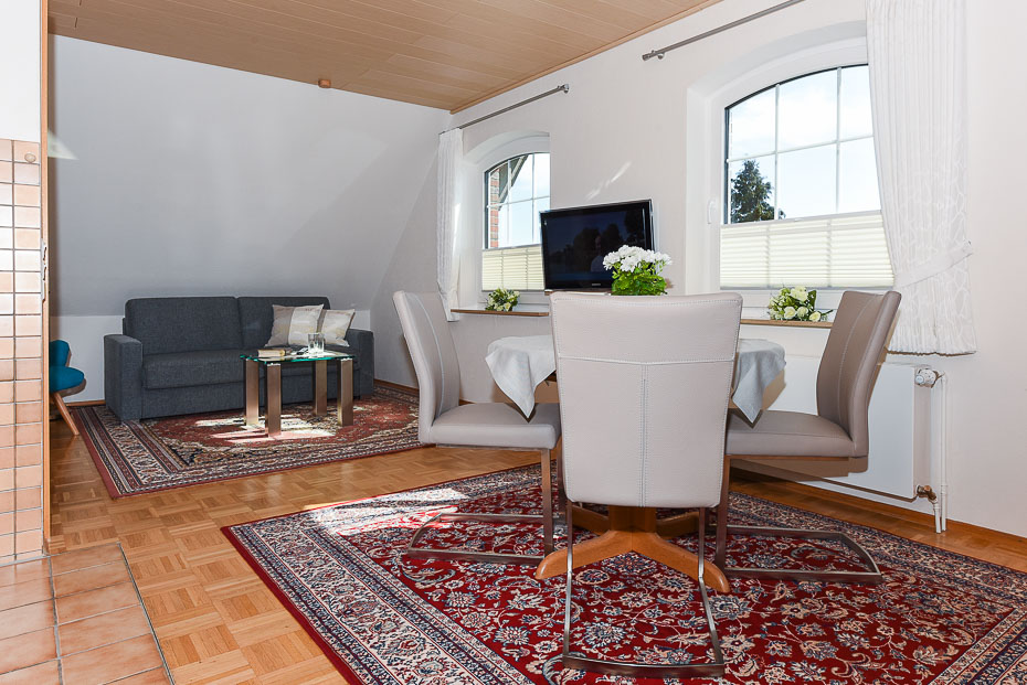 Ferienwohnung „Obergeschoss“ - Wohnzimmer mit integriertem Küchenbereich