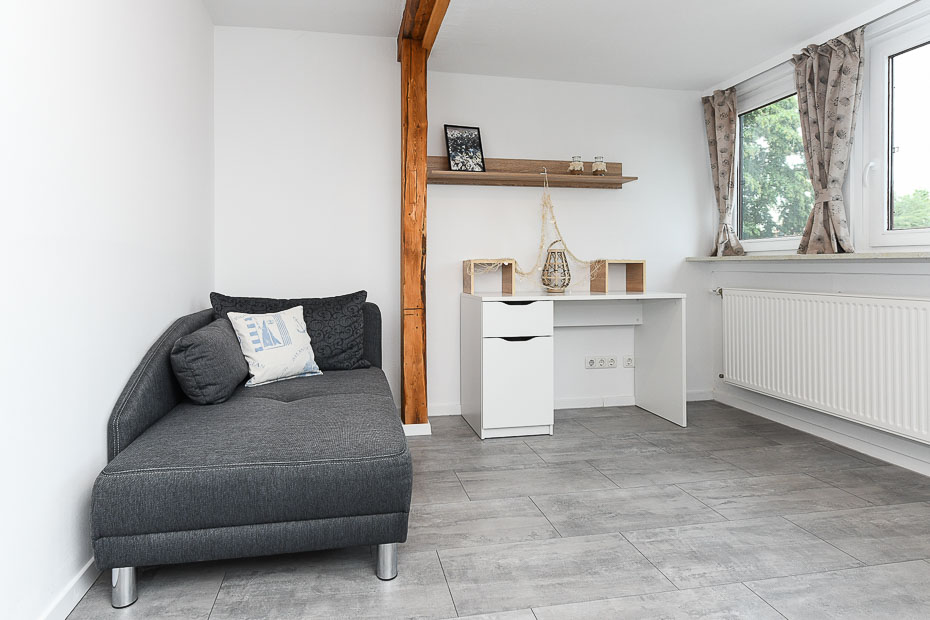 Ferienwohnung „Haus Windrose“ - Wohnzimmer mit integriertem Küchenbereich