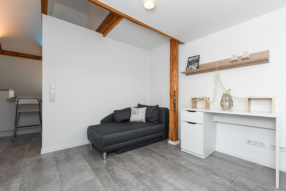 Ferienwohnung „Haus Windrose“ - Wohnzimmer mit integriertem Küchenbereich