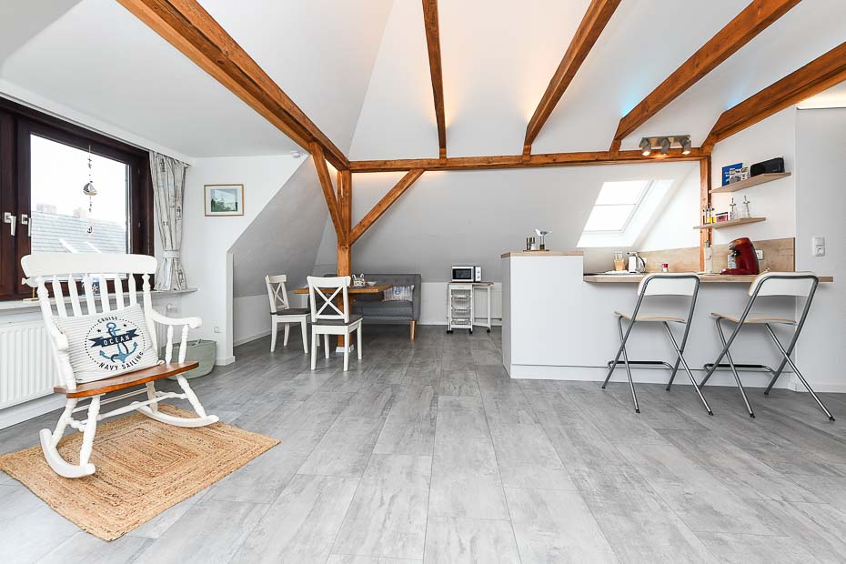 Ferienwohnung „Haus Windrose“ - Wohnzimmer mit integriertem Küchenbereich