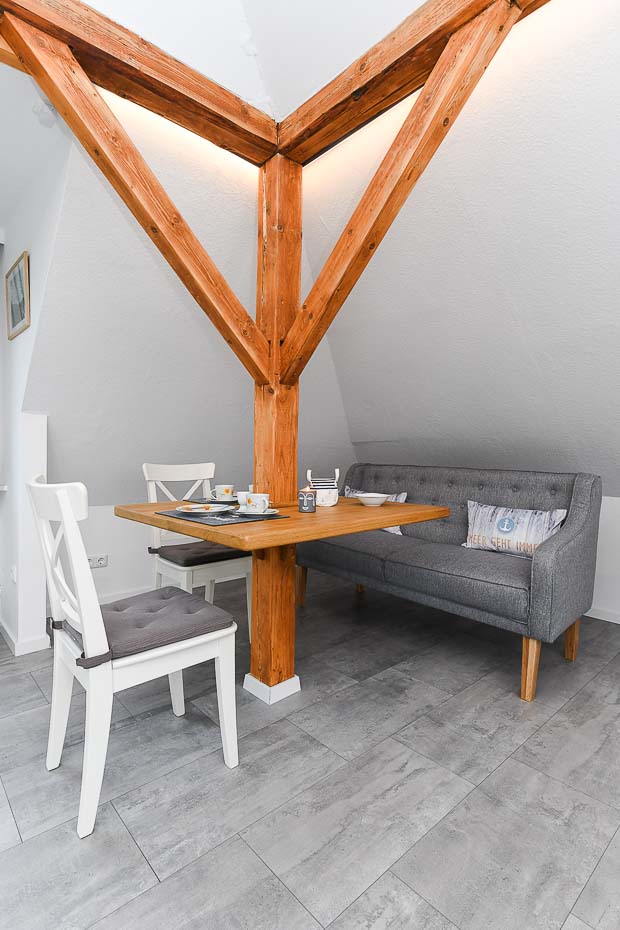 Ferienwohnung „Haus Windrose“ - Wohnzimmer mit integriertem Küchenbereich