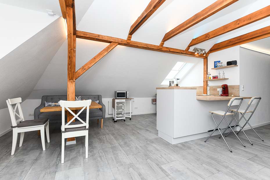 Ferienwohnung „Haus Windrose“ - Wohnzimmer mit integriertem Küchenbereich