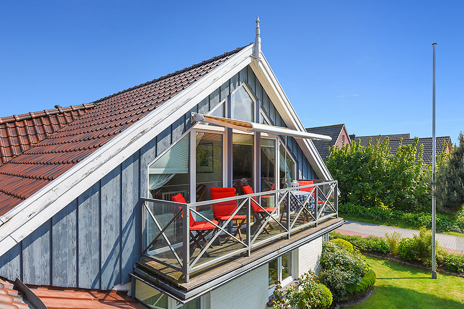 Ferienwohnung „Obergeschoss“ - Außensicht mit Balkon der Wohnung im Obergeschoss